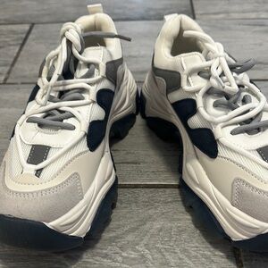 Madden Girl Venom Women’s White and Gray Chunky Sneakers NWOT size 10